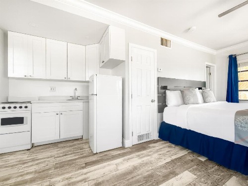 Neptune Hollywood Vacation Rentals - image 6