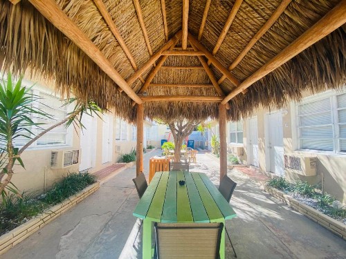 St Maurice Beach Inn - image 12