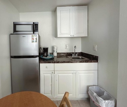 St Maurice Beach Inn - image 24