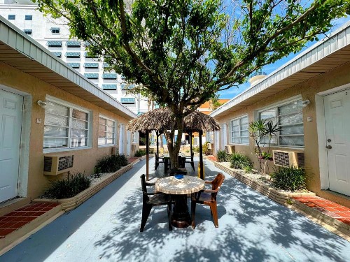 St Maurice Beach Inn - image 3