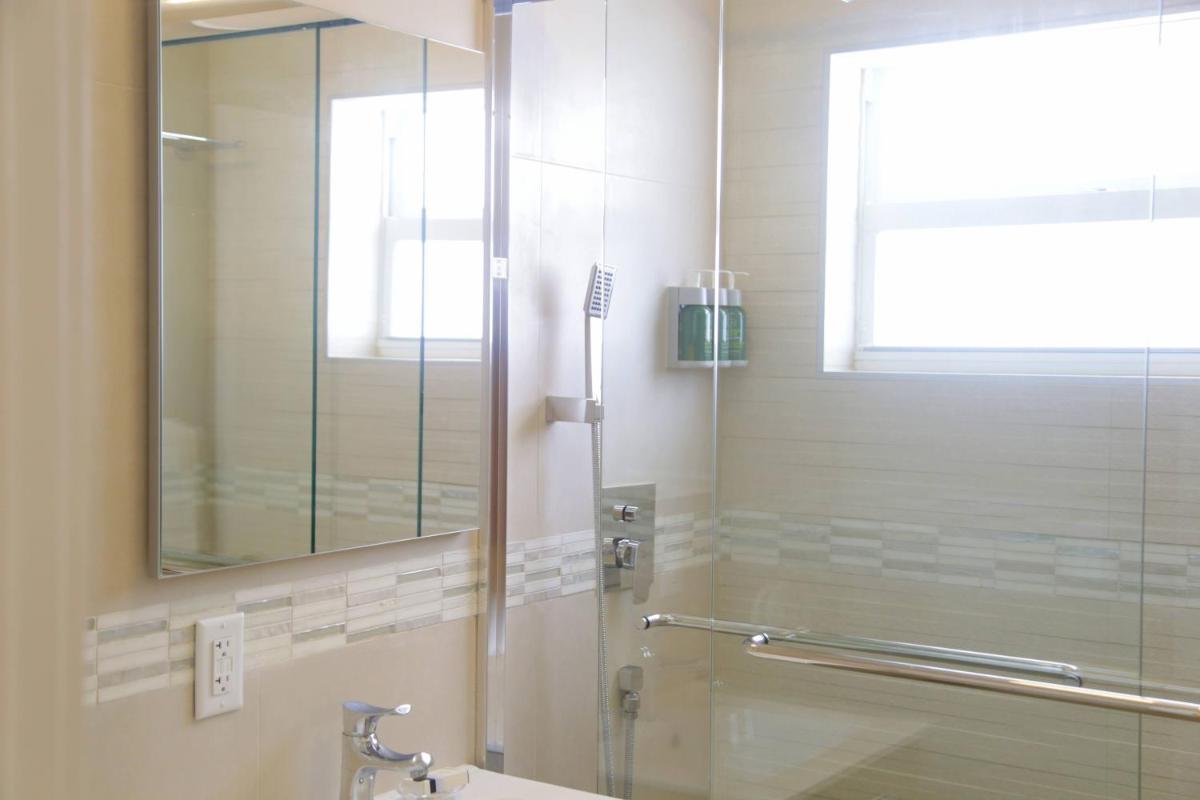Diane Oceanfront Suites - image 7