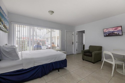 Hollywood Broadwalk Oceanside Hotel - image 4