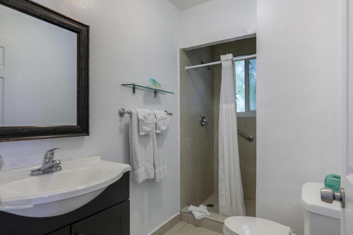 Hollywood Broadwalk Oceanside Hotel - image 7