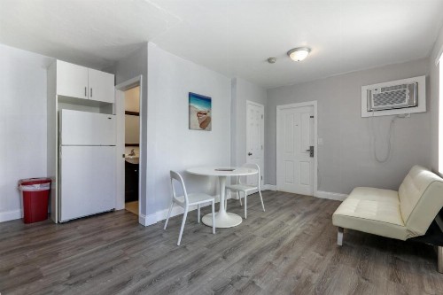 Hollywood Broadwalk Oceanside Hotel - image 9