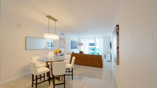 Hollywood apartment by the sea - image 22