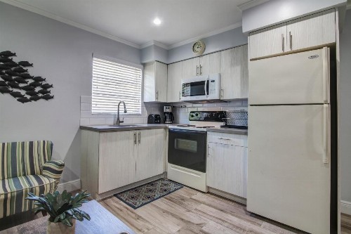 May-Dee Suites in Florida - image 13