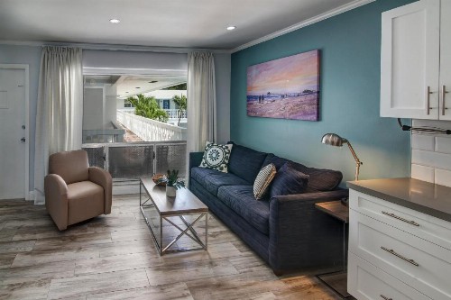 May-Dee Suites in Florida - image 17