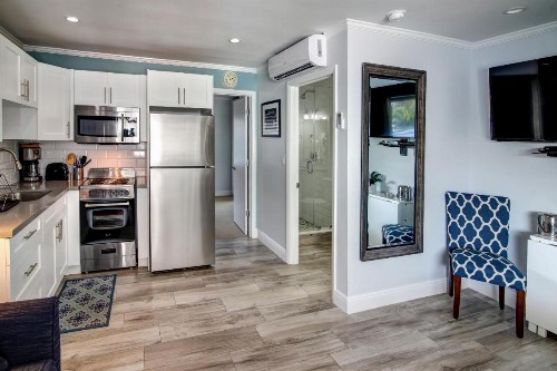 May-Dee Suites in Florida - image 32