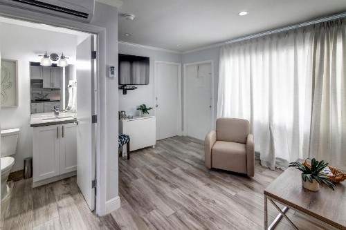 May-Dee Suites in Florida - image 37