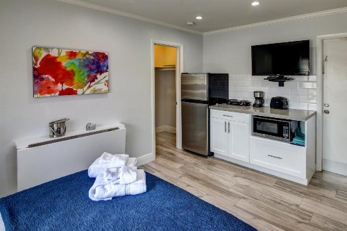 May-Dee Suites in Florida - image 5