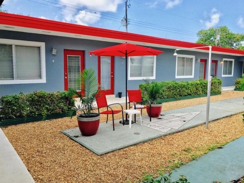Hollywood Light Haven Lodge - image 11