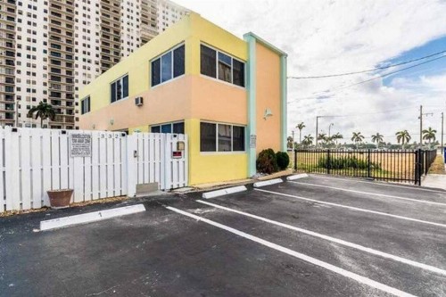 Hollywood Beachfront House - image 12
