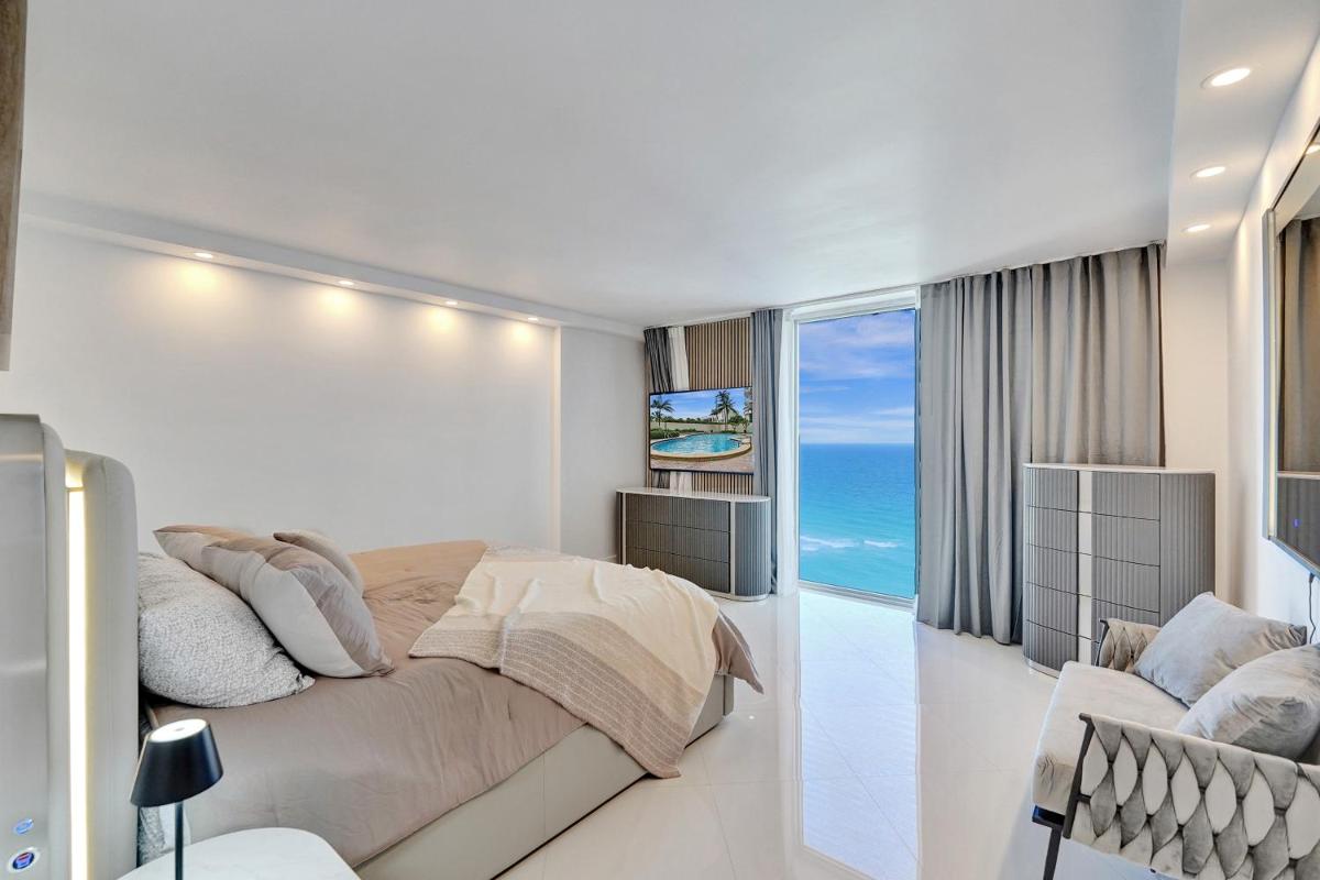Tides Beachfront Apartments - main image