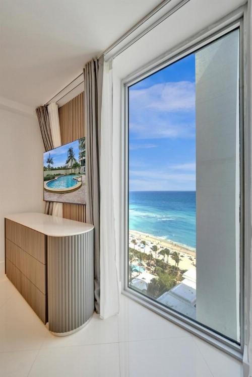 Tides Beachfront Apartments - image 12