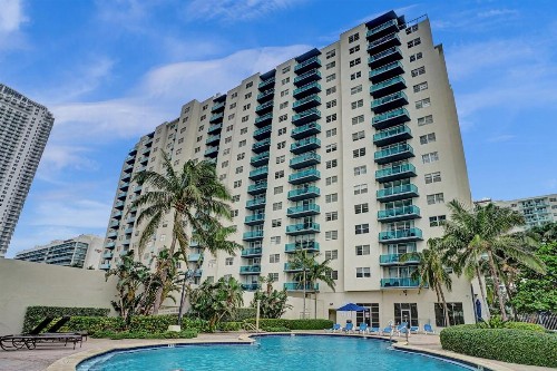 Tides Beachfront Apartments - image 17