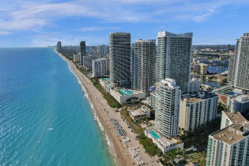 Tides Beachfront Apartments - image 2