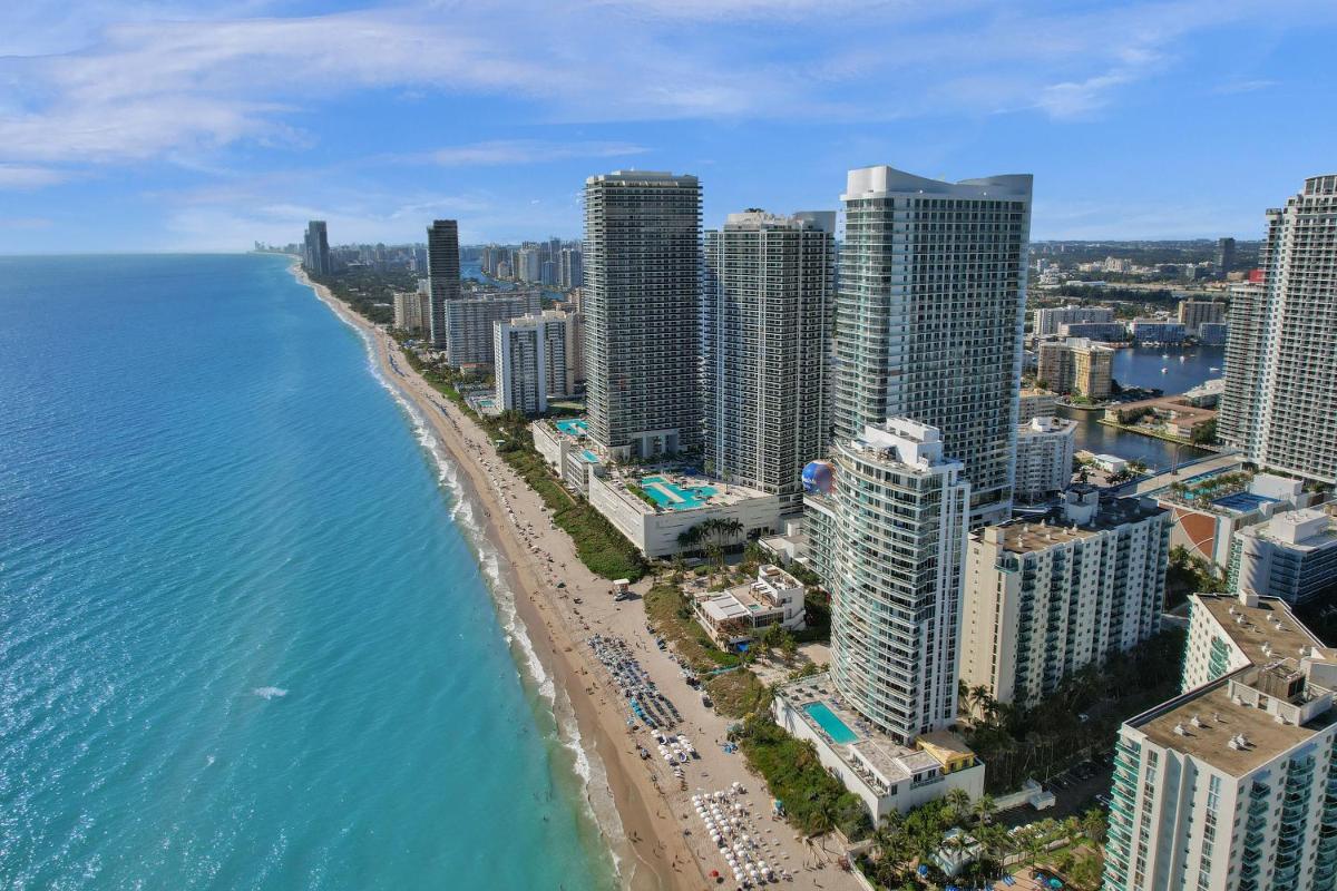 Tides Beachfront Apartments - image 2