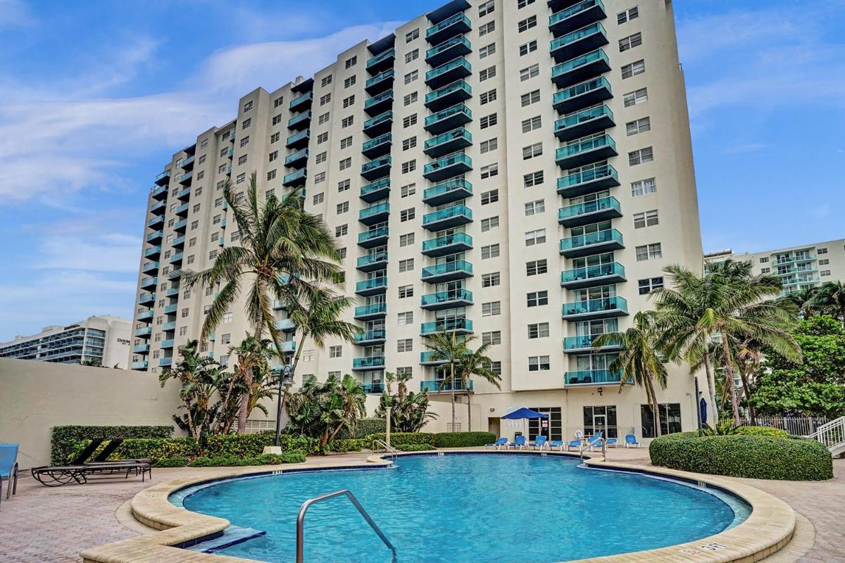 Tides Beachfront Apartments - image 3