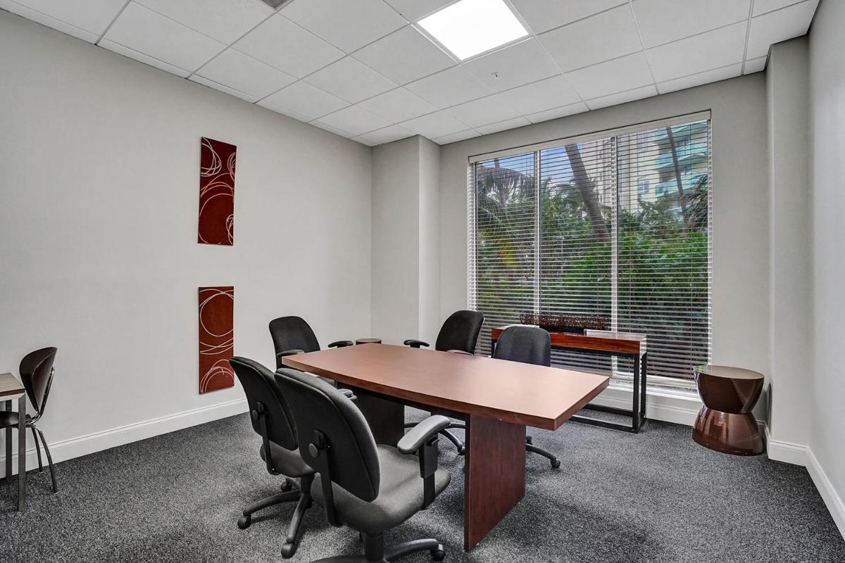 Tides Beachfront Apartments - image 6