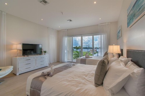 Modern Luxurious Beach Retreat-5 Br with/pool - image 4