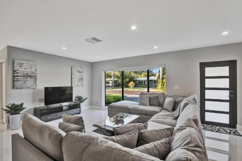 Renovated 5½ Bedroom Home/Heated Pool - image 1