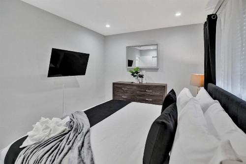 Renovated 5½ Bedroom Home/Heated Pool - image 2