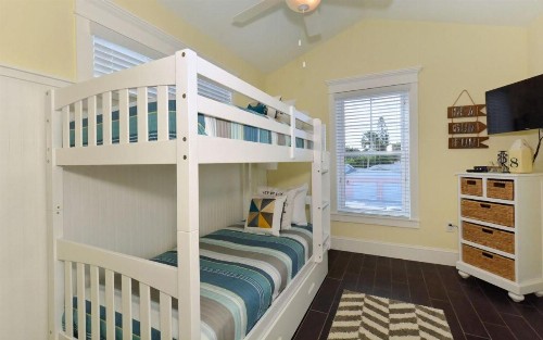 Weekly Summer booking available 4 Bedroom 3 Bathroom bikes beach gear pool and spa - image 29
