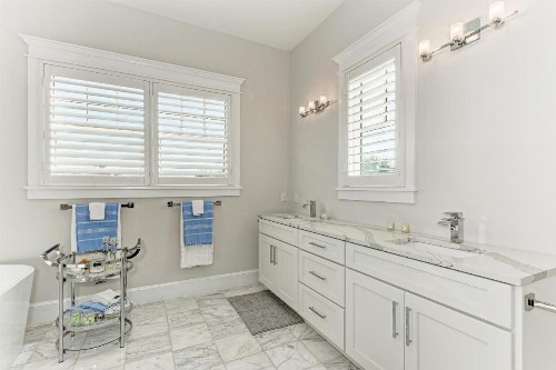 Brand New Luxe 4 Bedroom plus Nanny suite Heated pool spa bikes - image 2