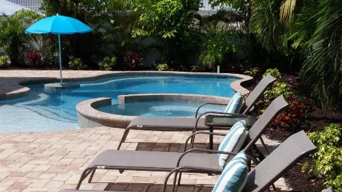 4 Bed 3 Bath BUNGALOW Heated Pool and Spa Bikes Kayaks free WiFi - image 1