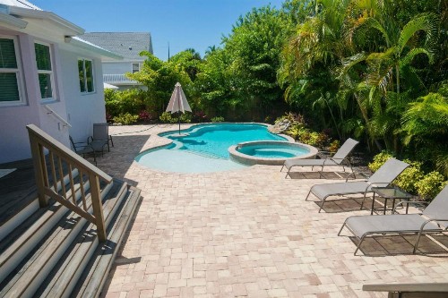 4 Bed 3 Bath BUNGALOW Heated Pool and Spa Bikes Kayaks free WiFi - image 7