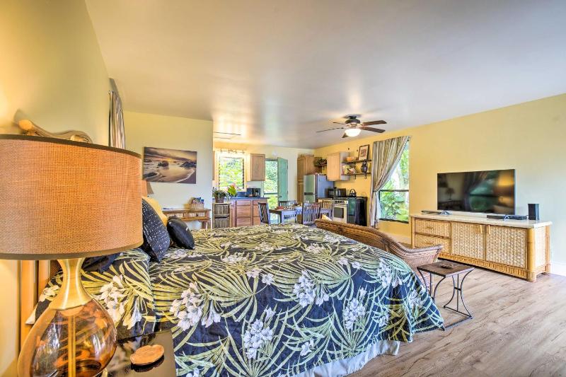 Kona Cottage w/Lanai & Ocean Views on Coffee Farm! - image 5