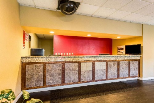 Econo Lodge - Oxmoor - image 11