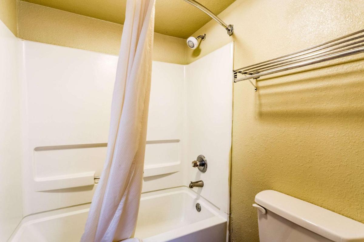 Econo Lodge - Oxmoor - image 6