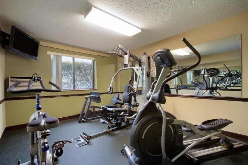 Super 8 by Wyndham Homewood Birmingham Area - image 2