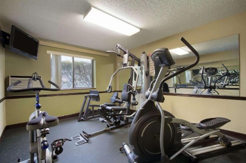 Super 8 by Wyndham Homewood Birmingham Area - image 26