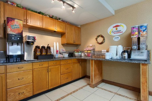 Super 8 by Wyndham Homewood Birmingham Area - image 4