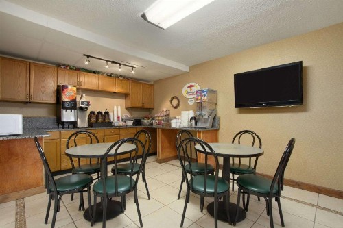 Super 8 by Wyndham Homewood Birmingham Area - image 45