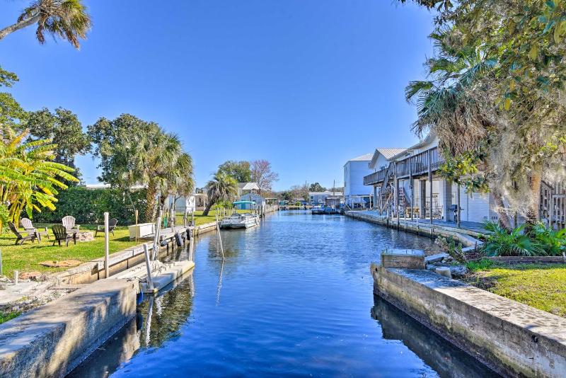 Cozy Riverfront Homosassa Cottage with Boat Slip - main image