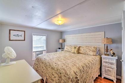 Cozy Riverfront Homosassa Cottage with Boat Slip - image 10