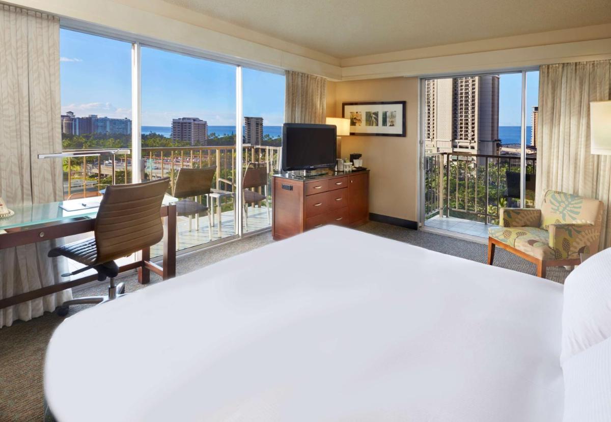 DoubleTree by Hilton Alana - Waikiki Beach - image 2