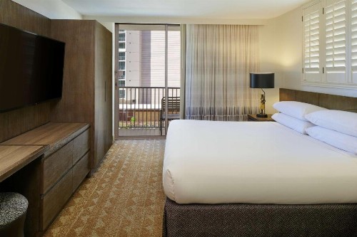Embassy Suites by Hilton Waikiki Beach Walk - image 35