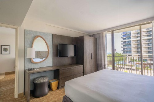 Embassy Suites by Hilton Waikiki Beach Walk - image 4