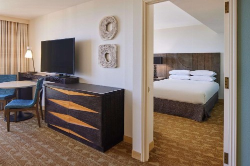 Embassy Suites by Hilton Waikiki Beach Walk - image 6