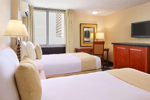 Ewa Hotel Waikiki - image 3
