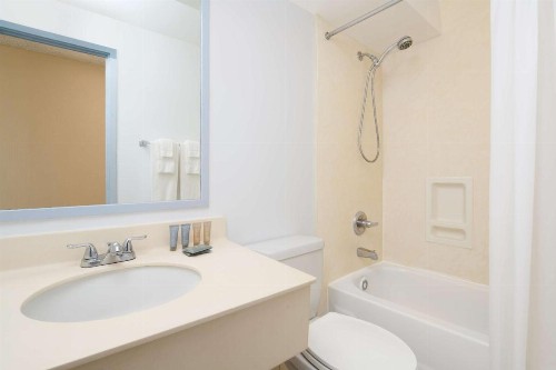 Ewa Hotel Waikiki - image 4