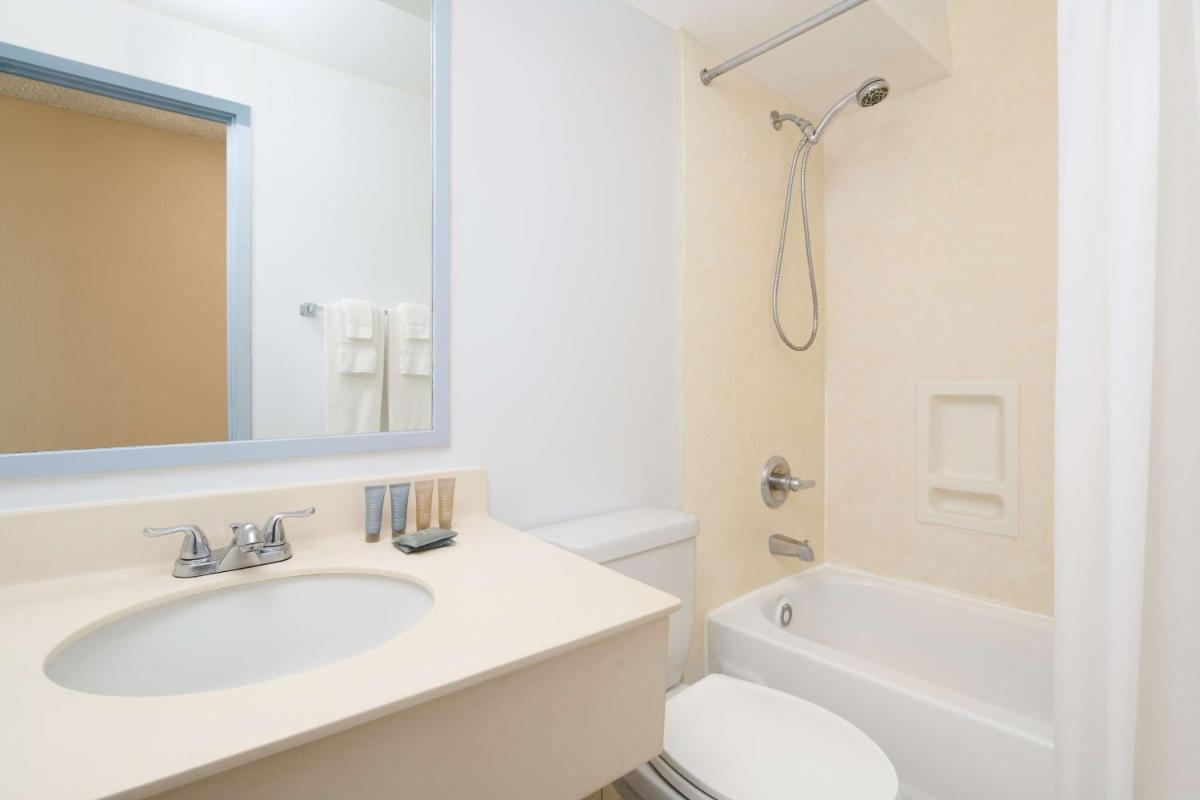 Ewa Hotel Waikiki - image 4
