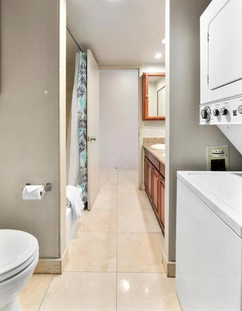 Waikiki Beach Condominiums - image 4