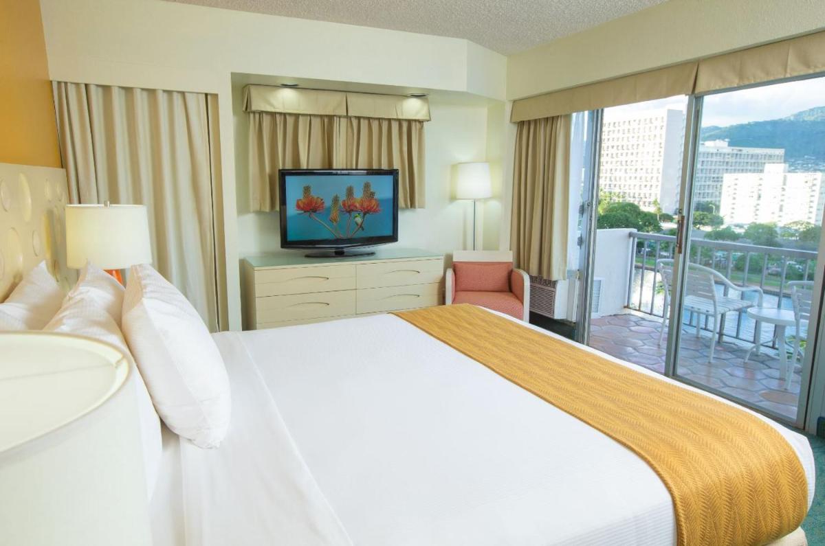 Coconut Waikiki Hotel - image 7