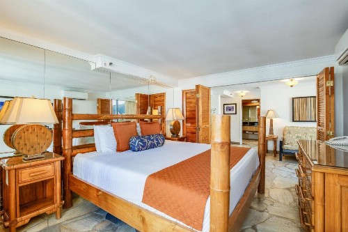 Castle Bamboo Waikiki Hotel - image 3