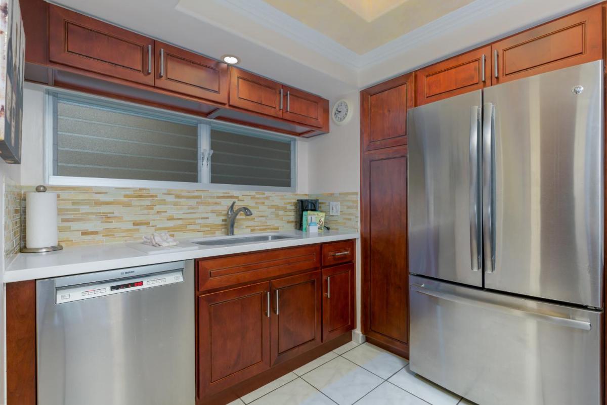 Castle Waikiki Shore Beachfront Condominiums - image 7